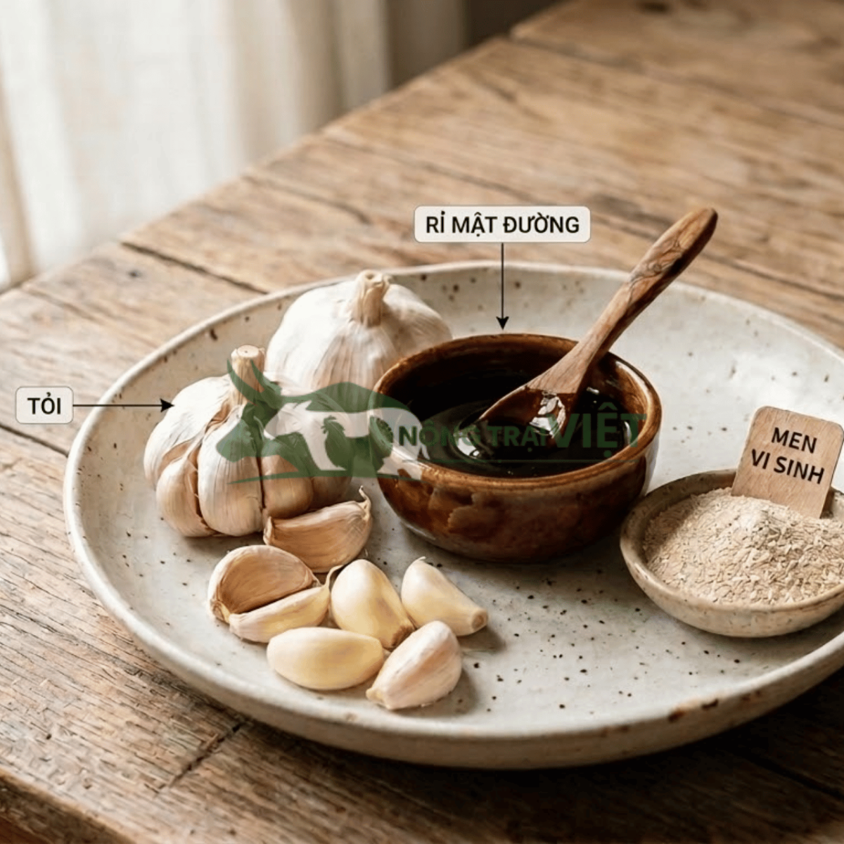 Nguyên liệu ủ tỏi gồm tỏi tươi, rỉ mật đường và men vi sinh