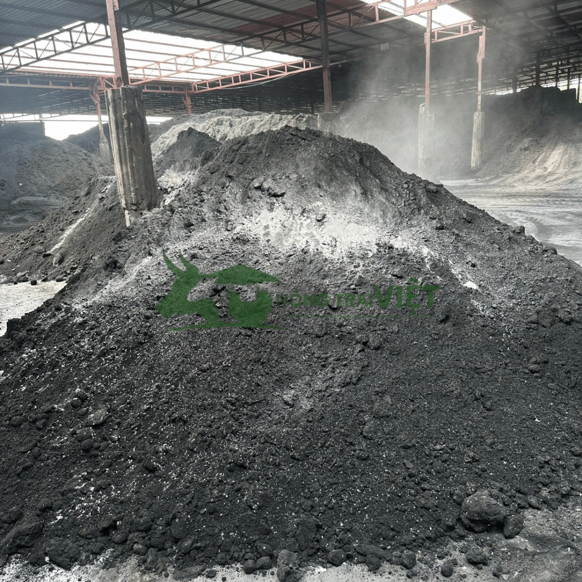 Khu chứa phân chăn nuôi có mái che và được bố trí cách xa khu dân cư